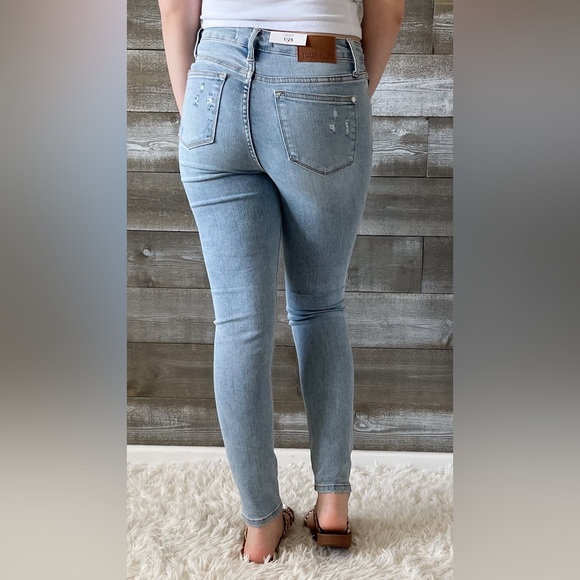 judy blue mid rise tummy control destroyed skinny jeans light wash JB88797REG LT - Picture 13 of 14
